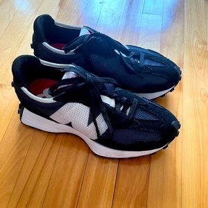 New Balance 327’s In Navy&Black